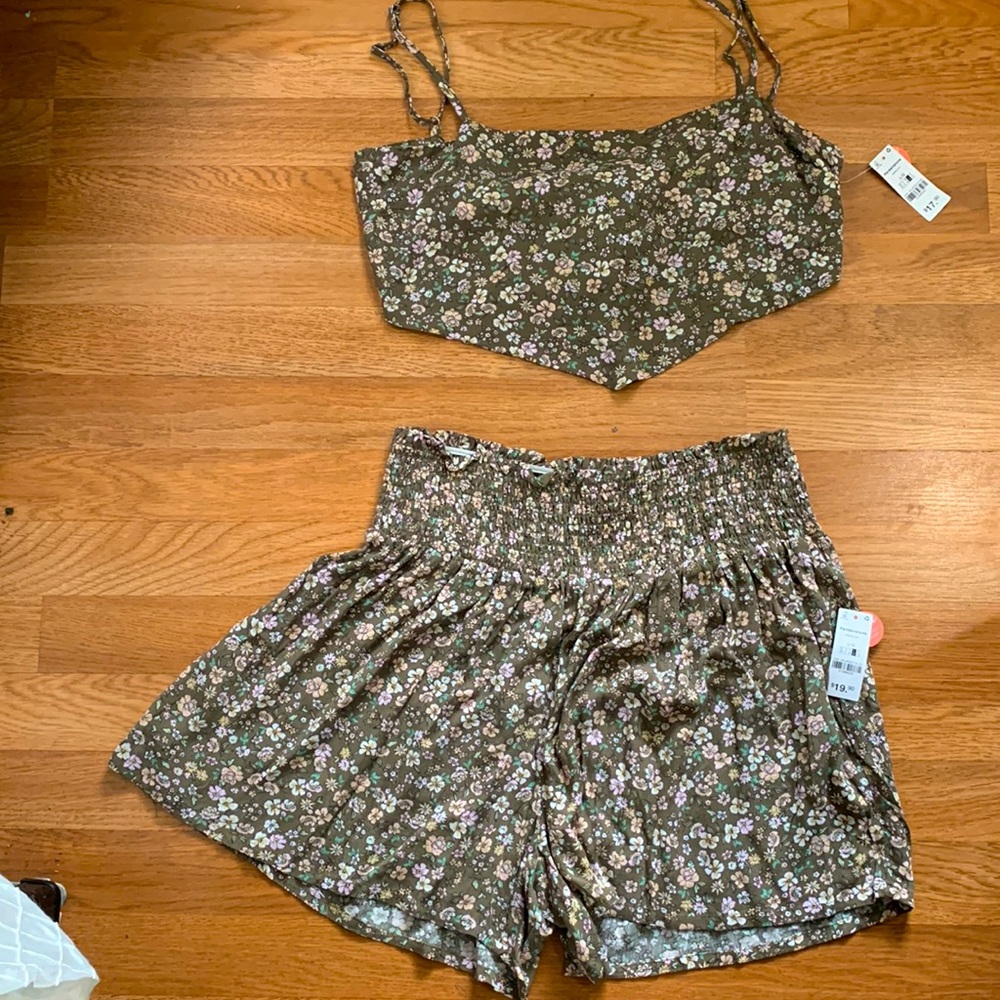 Crop top and short set it can be adjust the straps and back with a knot